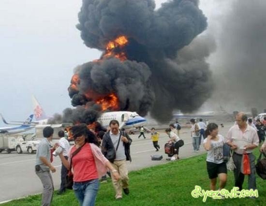 Люди бегут от горящего самолёта