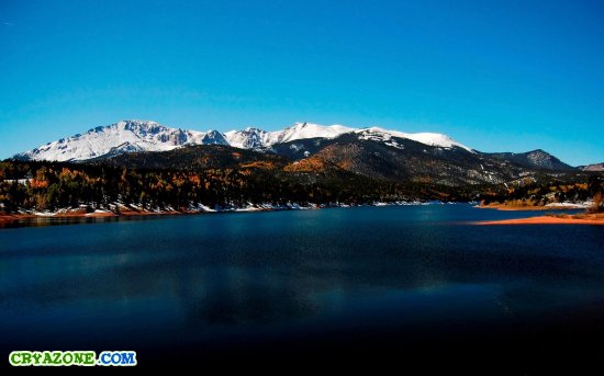 Заснеженные горы и холодное горное озеро