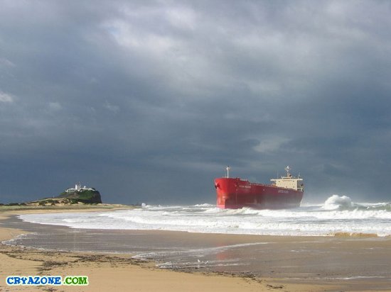 Красный танкер на берегу