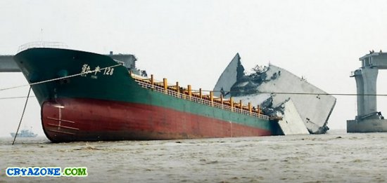 Китайский корабль поломал мост