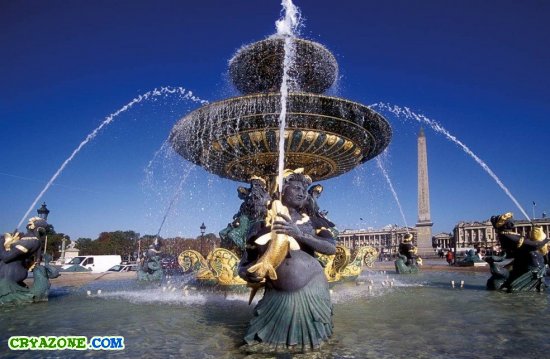 Красивый фонтан в Париже