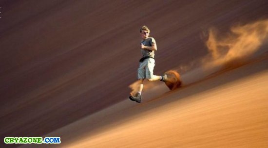 Мужчина бежит по песку