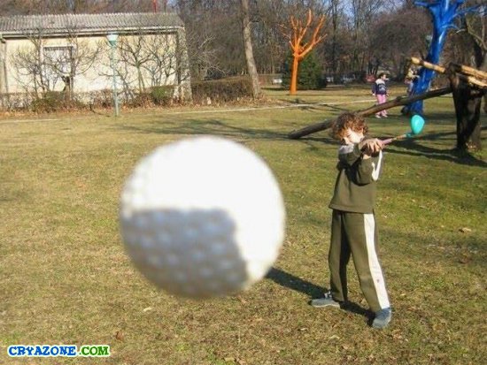 Мячик для гольфа летит в камеру