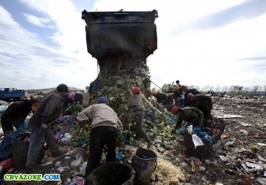 Работники выгружают тонны мусора