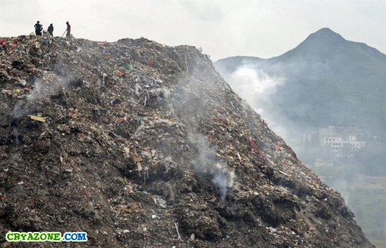 Огромные горы мусора