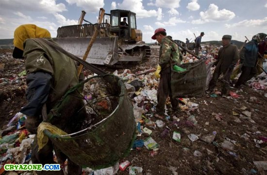 Китайские работники на мусорках