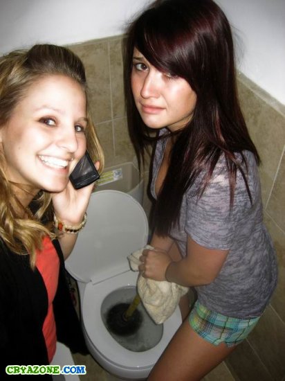 Девушки с вантусами в туалетах