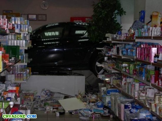 Авто врезалось в аптеку