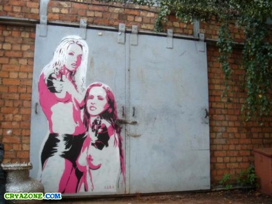 Граффити обнажённых девушек