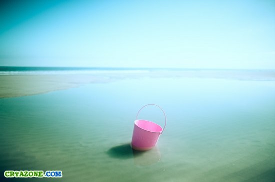 Розовое ведро в воде