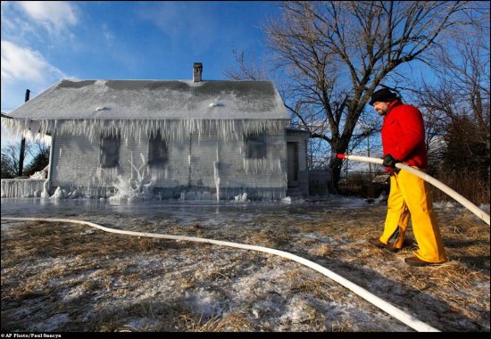 Дом покрытый льдом