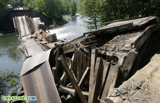 Слишком тяжёлый грузовик сломал мост