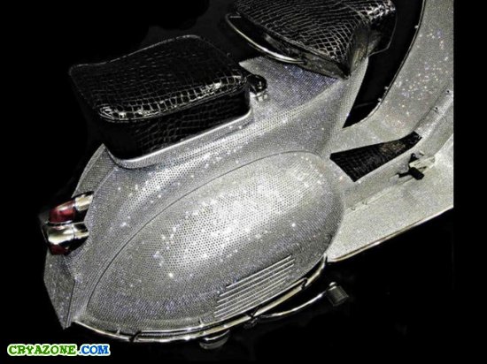 Скутер Vespa VVB 150 украшенный бриллиантами