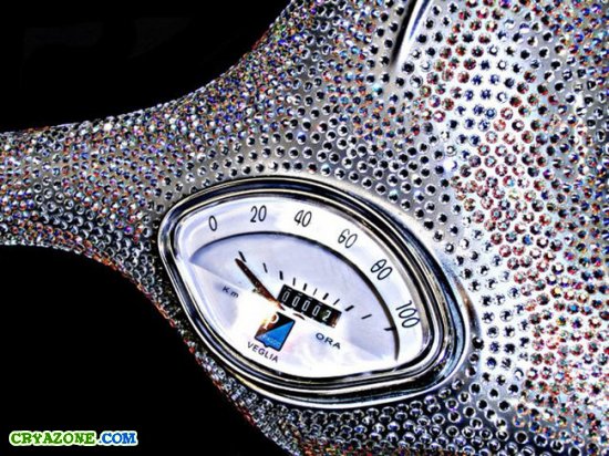 Скутер Vespa VVB 150 украшенный бриллиантами