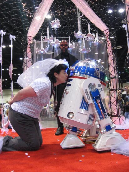 Странный брак между женщиной и R2-D2