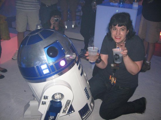 Странный брак между женщиной и R2-D2