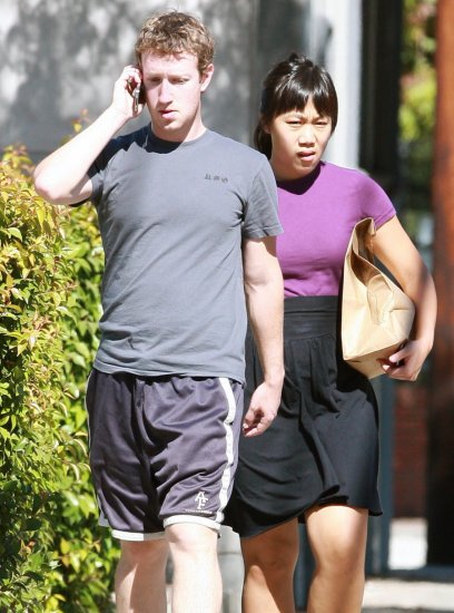 Миллиардер Марк Цукерберг и его девушка на прогулке