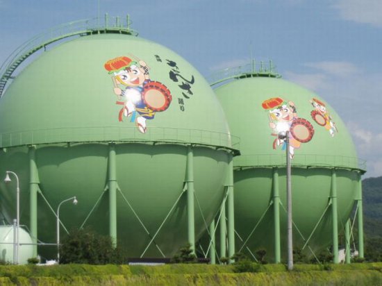 Рисунки на японских газовых хранилищах