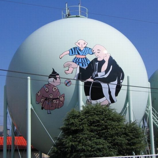 Рисунки на японских газовых хранилищах