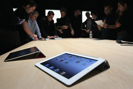 Стив Джобс представил миру новый iPad 2