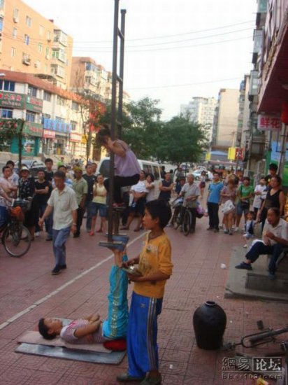 Уличные актеры в Китае
