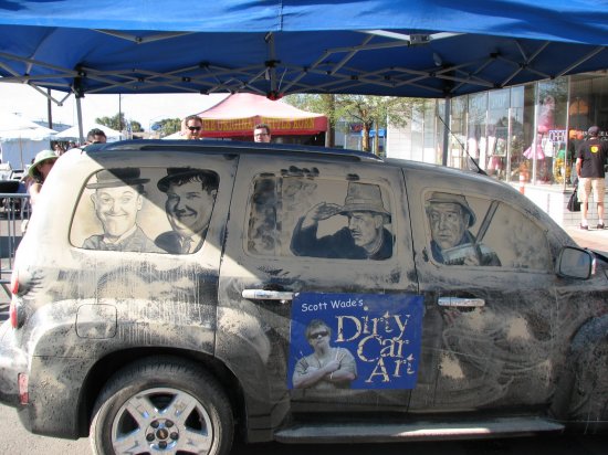 Рисунки на пыльных стёклах автомобилей