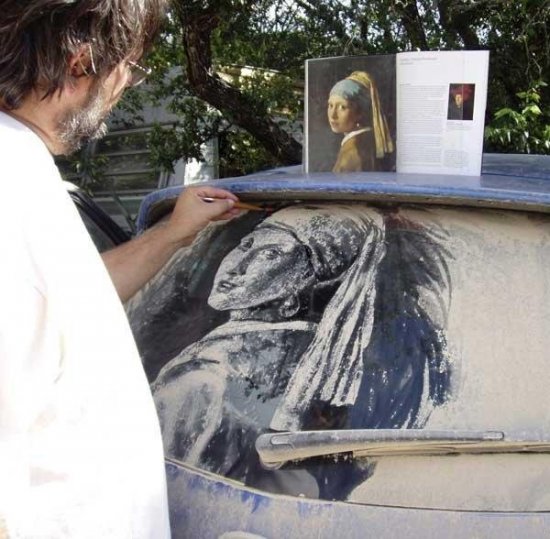 Рисунки на пыльных стёклах автомобилей