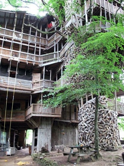 Американец построил десятиэтажный дом на деревьях