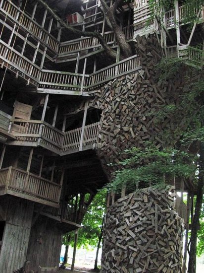 Американец построил десятиэтажный дом на деревьях