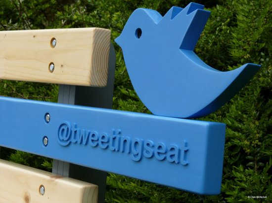 Скамейка TweetingSeat транслирует в интернет фото людей