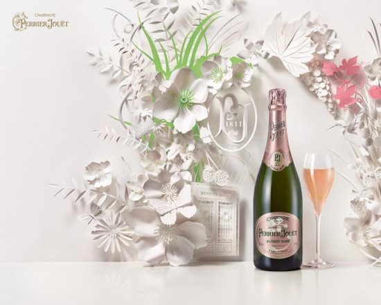 Цветочные композиции из бумаги для рекламы шампанского