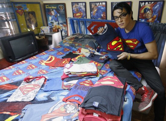 Філіппінець зробив себе Суперменом за допомогою операцій