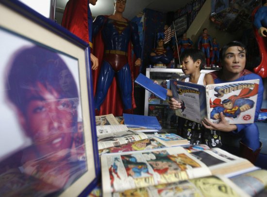Філіппінець зробив себе Суперменом за допомогою операцій