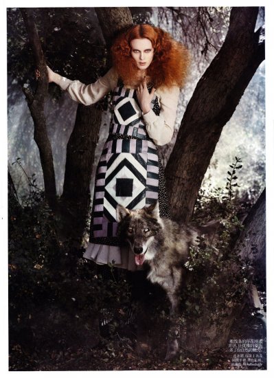 Карен Элсон и волки в лесной фотосессии для Vogue China