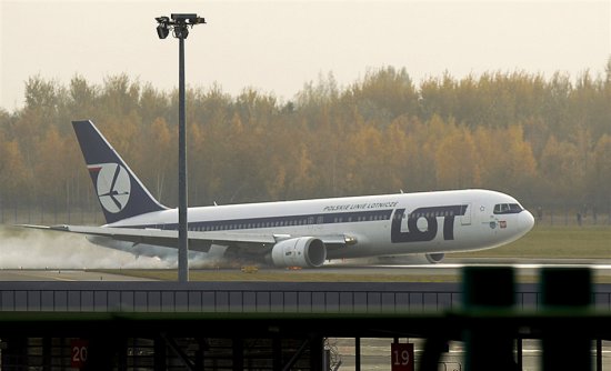 Боинг-767 авиакомпании LOT совершил аварийную посадку