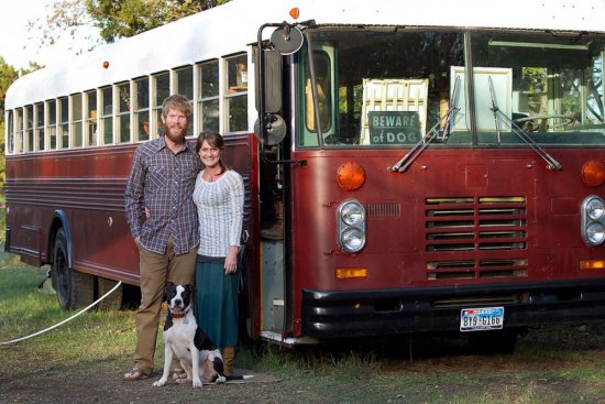 Американская семья живёт в автобусе