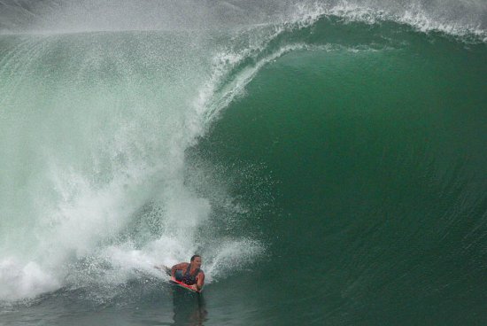 Серфингисты покоряют пятиметровые волны