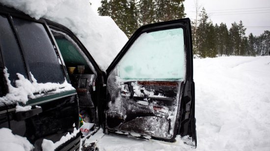 Чоловік жив у замерзлому авто без їжі більше двох місяців