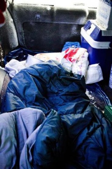 Мужчина жил в замёрзшем авто без еды более двух месяцев