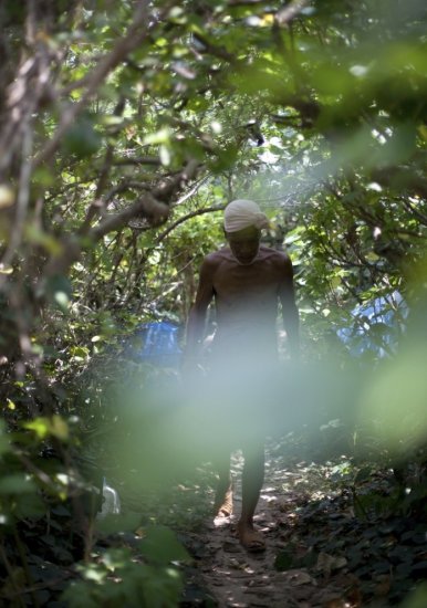 76-річний нудист живе на безлюдному острові