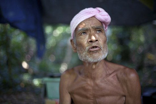 76-річний нудист живе на безлюдному острові