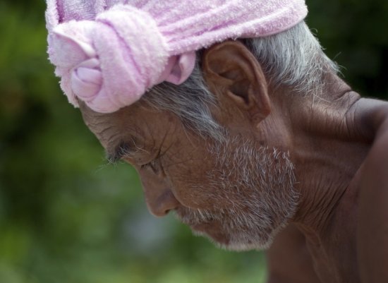76-летний нудист живёт на необитаемом острове