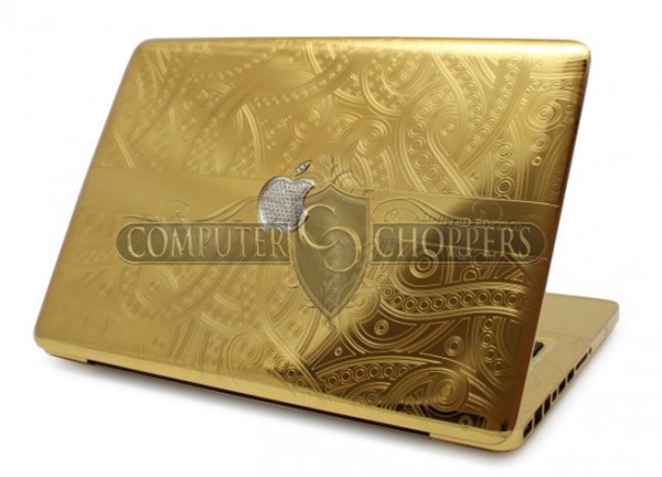 Золотой ноутбук Macbook Pro с дополнением алмазов