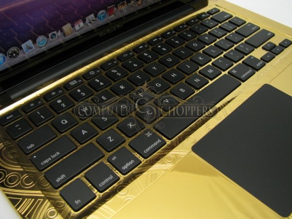 Золотой ноутбук Macbook Pro с дополнением алмазов