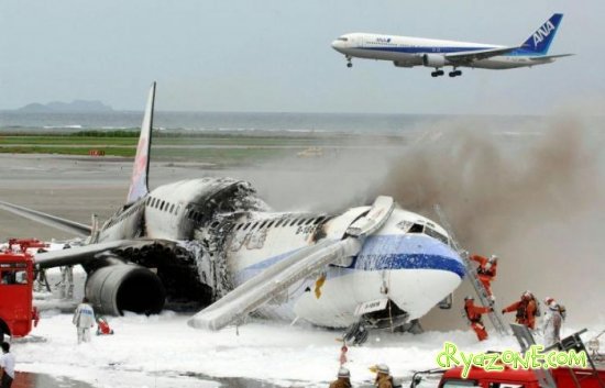 Несмотря на сгоревший самолёт, рейсы не отменили