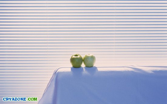 Два зелёных яблока на столе