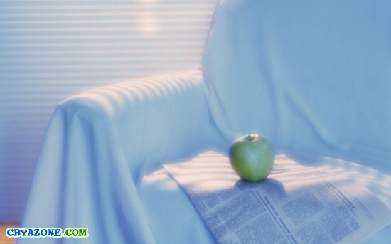 Яблоко и газета на кресле