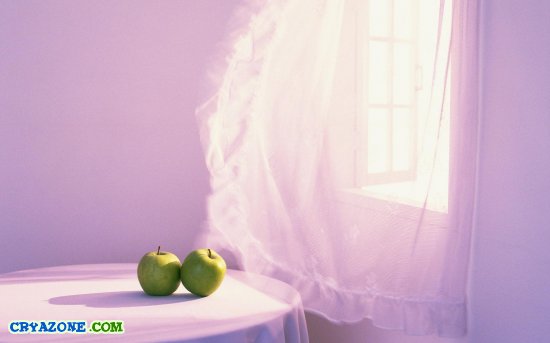 Два зелёных яблока на столе возле окна