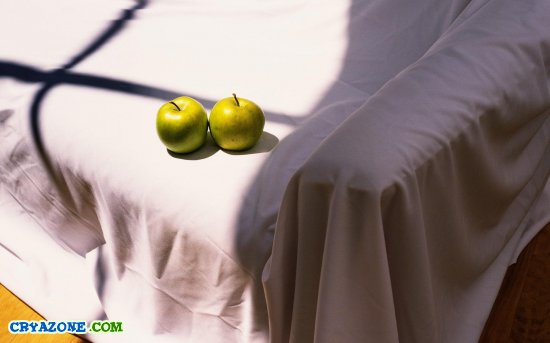 Два яблока на углу кровати